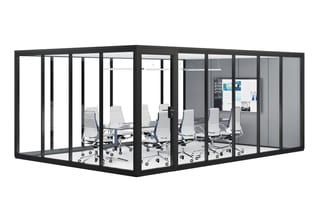 Glazen vergaderruimte met zwart aluminium frame, ingericht met witte bureaurstoelen, tafel en schermen aan de wand.