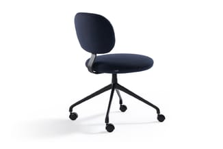 Draaibare bureaustoel met donkerblauwe bekleding, ergonomische rugsteun en zwart vijfwielig onderstel op wielen.