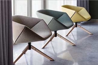 Drie moderne loungefauteuils in beige, grijs en geel met gestoffeerde zitting, houten spreidpoten en zwarte draaisokkel, gera