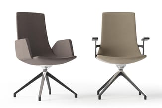 Twee moderne kantoorstoel modellen met grijze stoffen bekleding, draaibare voet, armleggers. Linkerstoel zonder armleggers zi