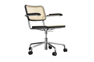 Draaibare bureaustoel met rattan rug, zwart frame, armleuningen en wieltjes op chroompoot tegen witte achtergrond.