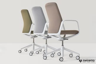 Drie ergonomische bureaustoelen met witte onderstel en wielen, verschillende bekleuringen: olijfgroen, lichtgrijs en zandbeig