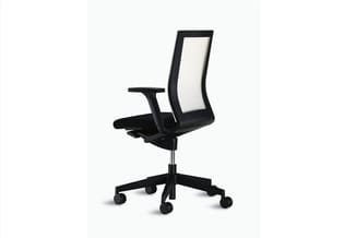 Ergonomische bureaustoel met zwart onderstel, witte mesh-rugleuning en zwarte zitting met verstelbare armleuningen.