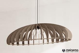 Hangende pendant lamp met grijs-bruin gewoven schelp-vormige kap en witte binnenverlichting, tegen neutraal plafond.