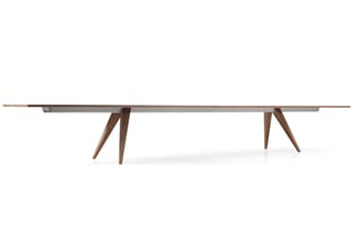Lange houten vergadertafel met grijs blad en twee houten stellages met schuin geplaatste poten, zijaanzicht.