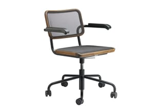 Kantoorstoel met zwarte mesh-rugleuning, houten zitting en armleuningen, zwart onderstel met wieltjes.