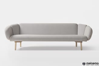 Grijze loungebank met afgeronde armleuningen, houten poten, op wit oppervlak.
