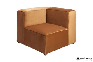Bruinleren hoekfauteuil met hoge rugleuning en armsteunen op zwarte poten, vrijstaand tegen witte achtergrond.