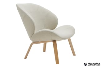 Moderne loungestoel met beige geweven bekleding, golvende rugleuning en houten poten op wit oppervlak.