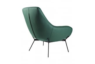 Groene loungestoel met ergonomische rugleuning, zwarte metalen poten, moderne design, vrijstaand tegen witte achtergrond.