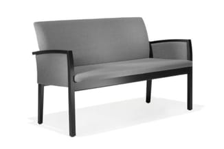 Wachtkamerbank met grijze bekleding, zwarte houten armleuningen en poten, voor twee personen.