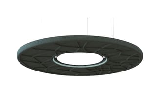 Hangende ronde plafondlamp met donkergrijs geribd scherm en witte binnenring, opgehangen aan drie draden.