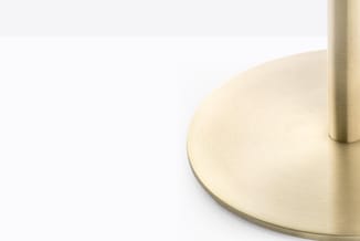 Ronde tafel in lichte houttint met cilindrische poot, details van blad en onderstel zichtbaar.