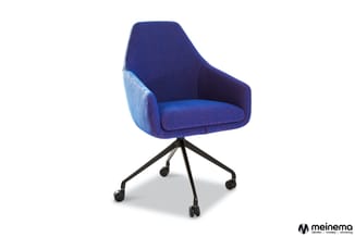 Blauwe kantoorstoel met wielen, ergonomische rugleuning, zwart stelsel met vijf poten, draaibaar.