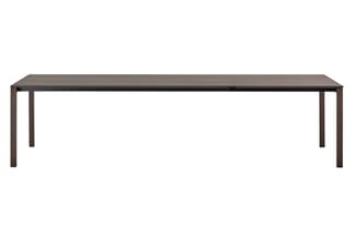 Grijze rechthoekige vergadertafel met donkerbruin houten blad en zwarte metalen poten, frontale weergave.