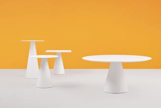 Witte conische vergadertafels met ronde bladen tegen gele en grijze achtergrond.