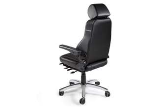Zwarte ergonomische bureaustoel met hoofdsteun, armleggers en gasveer, op aluminium wielbasis tegen witte achtergrond.