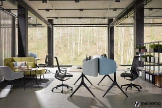 Modern kantoor met grijze en blauwe bureaustoelen, gele zitgroep, zwarte werkplekken, rasterkasten en grote ramen met uitzich