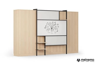 Modulair kantoorscherm van licht hout met zwarte metalen frame, whiteboard panelen met schetswerk en houten open kasten tegen