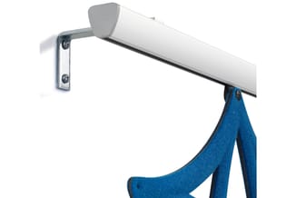 Witte hangende akoestische panelen op metalen beugels boven blauwe stoelzittingen tegen witte achtergrond.