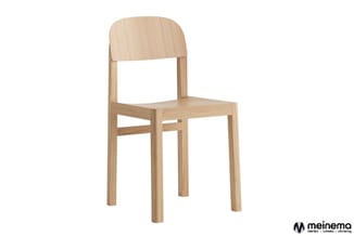 Houten stoel met rechte rugleuning, licht natuurlijk hout, eenvoudig rechthoekig zitvlak, vier poten, minimalistisch ontwerp.