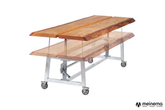 Houten vergadertafel met natuurlijke rand, verstelbaar blad op zilverkleurig stalen frame met wielen en kettingen.