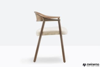 Houten stoel met gebogen rugleuning en crème kleurige stofzitting, op wit geïsoleerde achtergrond.