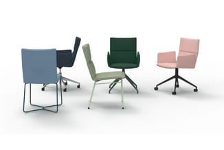 Zes kantorstoelen in verschillende kleuren en uitvoeringen: blauwe en zwarte draaistoelen, groene en beige vaste stoelen, roz