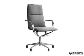 Grijze kantoorstoel met hoge rugleuning, armleuningen en zilveren aluminium onderstel met wieltjes.