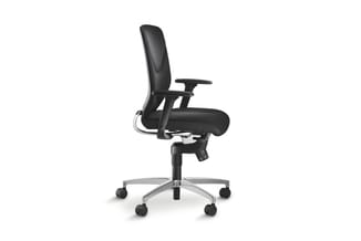 Zwarte ergonomische bureaustoel met netrug, zithoogte verstelbaar, aluminium vijfsterrenvoet met zwenkwielen.