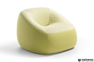 Geel gestructureerde fauteuil met gestoffeerde zitting en rugleuning, geknit patroon bovenaan, modern design.