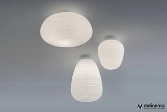 Drie plafondlampen met gegroefde witte kunststof kap tegen grijze plafond: één rond, twee eiervormig.
