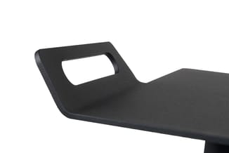 Zwarte kantoorstoel met geïntegreerde armsteun en ergonomische rugleuning, detail van zitting en bovenkant.