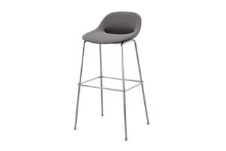 Grijze barkruk met gestoffeerde zitting, metalen frame en voetsteun, staande vrijstaand tegen witte achtergrond.