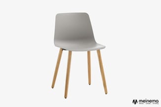 Grijze kunststof stoel met houten poten op witte achtergrond, meinema-logo rechtsonder.