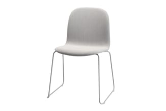 Grijze stoel met gestoffeerde zitting en rugleuning, grijs metalen frame met sled-onderstel, tegen witte achtergrond.