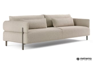 Grijsbeige loungebank met cilindervormige armleuningen, twee kussens op zitting en metalen poten.
