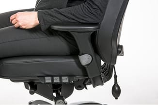Zwarte ergonomische bureaustoel met leren zitting, verstelbare armleuning en bedieningsknoppen onderaan, persoon zittend.