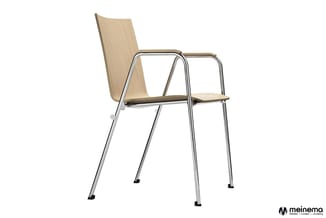 Houten stoel met armleuningen op zilverkleurig metalen frame met zwarte voetdoppen, tegen witte achtergrond.