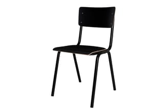 Zwarte stoel met houten zitting en rug, zwart stalen frame, eenvoudig design geschikt voor kantoor of vergaderruimte.