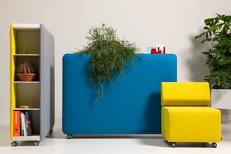 Modulaire kantoorinrichting: grijze kastUnit met gele zijkanten en planken, blauw scheidingspaneel met hangende plant, gele z