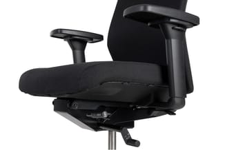 Zwarte ergonomische bureaustoel met grijze mesh-bekleding, verstelbare armleuningen en gasveer, zijkant weergegeven.