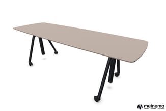 Rechthoekige vergadertafel met taupe blad en zwart onderstel op wielen, schuine poten.