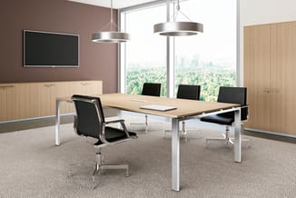 Moderne kantoorruimte met houten vergadertafel, wit onderstel, zwarte ergonomische stoelen, hangende metalen lampen, houten k