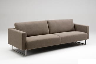 Grijsbeige loungebank met twee zitplaatsen, metalen poten, moderne minimalistische vorm op witte achtergrond.