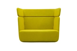 Gele loungefauteuil met hoge rugleuning, brede armsteunen en afgeronde vormen, voor kantoorinrichting.