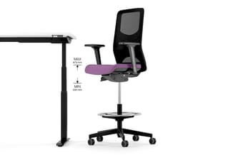 Werkplek met zwart verstelbaar bureau, zwarte bureaulamp en paarse ergonomische bureaustoel met netrug. Hoogtebereik stoel 63