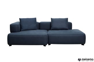 Donkerblauwe modulaire bank met twee zitgedeelten, rugkussens en armsteunen, op poten. Meinemo-logo onderrechts.