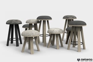 Collectie krukken met grijze en beige stoffen zitting, verschillende voethoogten, houten poten in zwart en naturel, enkele me
