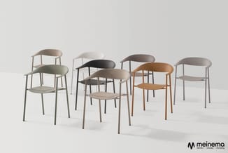 Acht moderne stoelen in verschillende kleuren (grijs, beige, zwart, bruin) met gebogen rugleuning en metalen frame, op witte